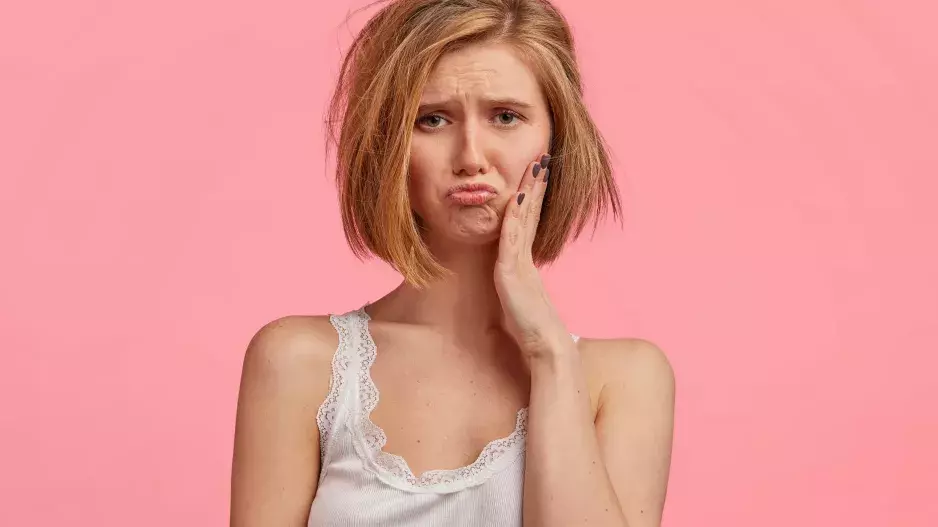 Zanícené, bolavé a oteklé dásně patří k příznakům paradentózy. Nepodceňujte je, obnažené krčky jsou ještě bolestivější