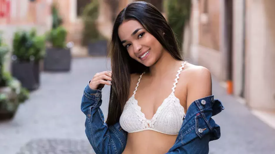 Objevte kouzlo braletek. Jak je správně nosit a s čím kombinovat, aby vám vytvořily dokonalý dekolt