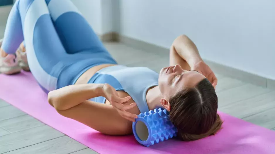  Pěnový válec: nenápadná pomůcka, která nahradí maséra. Uvolníte svaly a zlepšíte pohyblivost