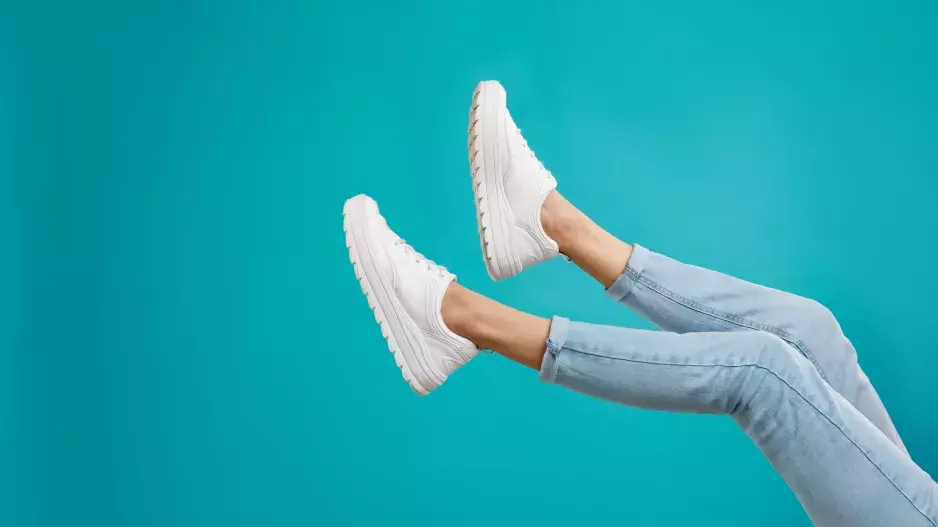 Jediné tenisky, které potřebujete na jaro a léto 2024: Naučte se je kombinovat v několika různých outfitech