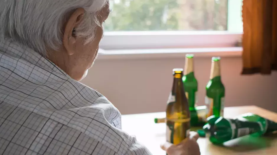 “Můj muž si tyká s alkoholem, trápí mě to, ale nechci ho opustit,” neví si rady Miriam