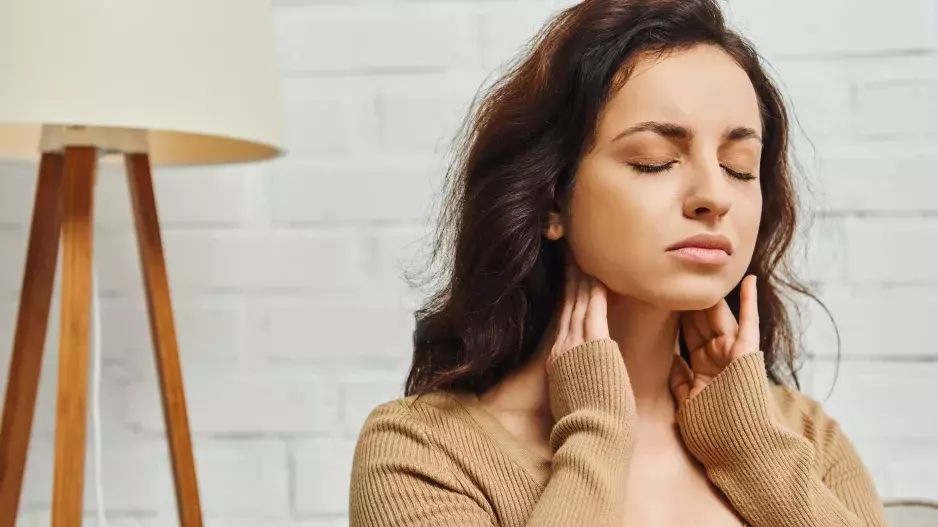 Bolesti hlavy a oteklé nohy: Signály, kterými tělo hlásí jeden důležitý problém