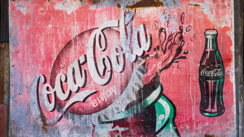 Coca-Cola slaví výročí: Původně se limonáda prodávala jako šumivý lék, obsahovala víno a povzbuzující drogu. Poznejte její příběh