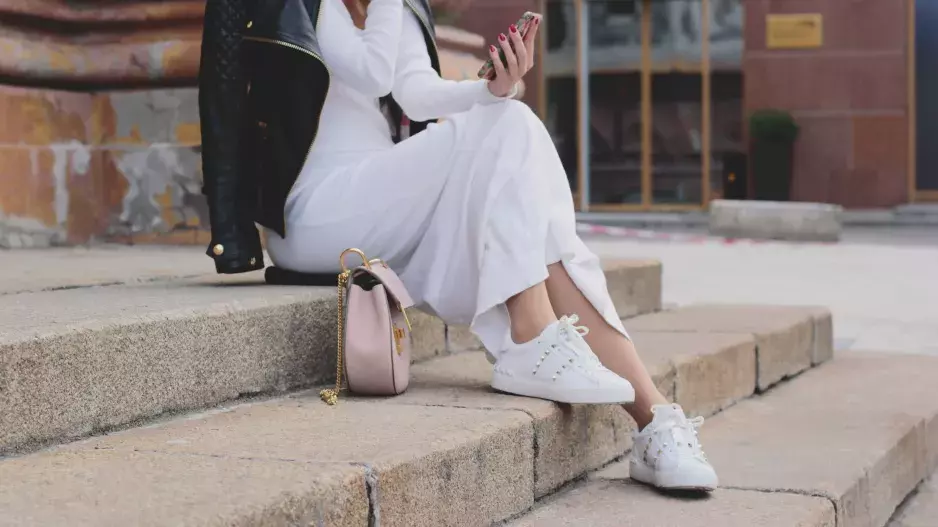 Šaty a tenisky jsou trendem léta 2024: Ideální módní kombinace, která sluší všem typům postavy