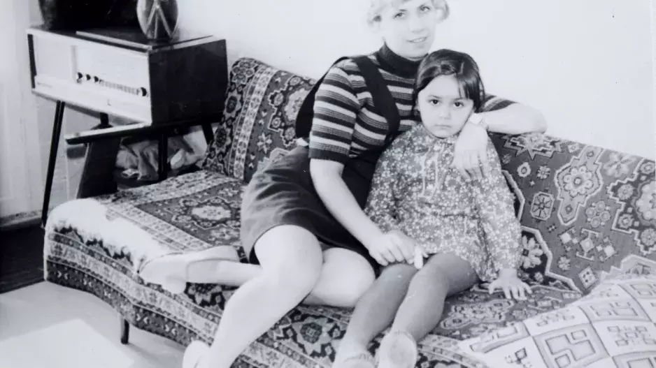 Jak se žilo maminkám za socialismu: Vzpomínky na dobu, která nebyla jednoduchá. Nebo ano? 