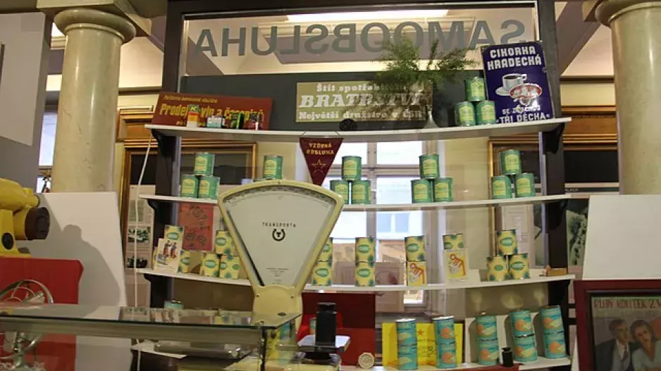 Samoobsluhy za socialismu: Prázdné regály, vůně mleté kávy a fronty na banány. Připomeňme si, co jsme nakupovali k jídlu