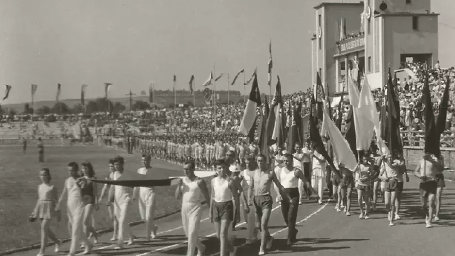 „Šťastné“ mládí v socialismu: Na spartakiádách cvičily tisíce cvičenců, trénovalo se ve škole i v práci