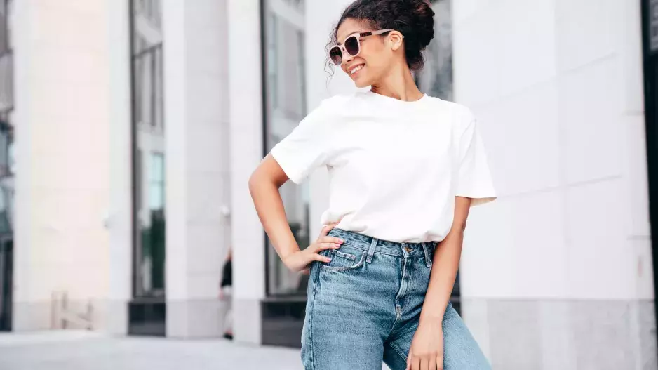 Bílé tričko jako basic kousek šatníku. Víme, jak oživí váš outfit a jakých chyb se vyvarovat v jeho nákupu i nošení