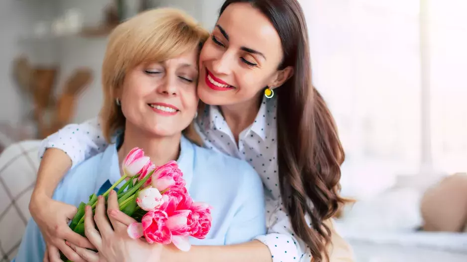 „Můžeme začít znovu?“ zeptala se paní Eva. „Už je pozdě, mami. Mám svůj život,“ odpověděla její dcera. Odešla z domova hned, jak mohla