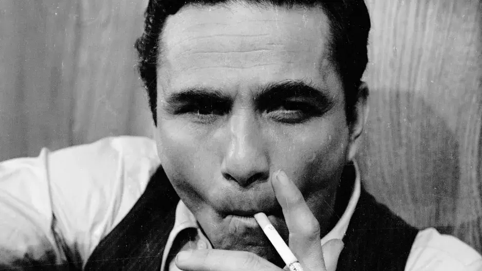 Poznáte krasavce s cigaretou? Známý seriálový detektiv měl české předky a nezdárnou dceru