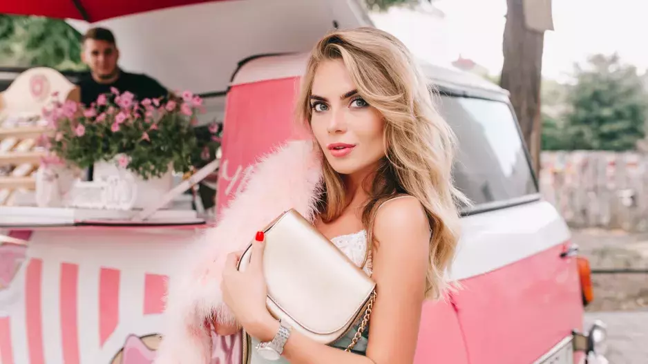 Módní rádce: Megakabelky versus psaníčka, kdy se nehodí a jak je nosit