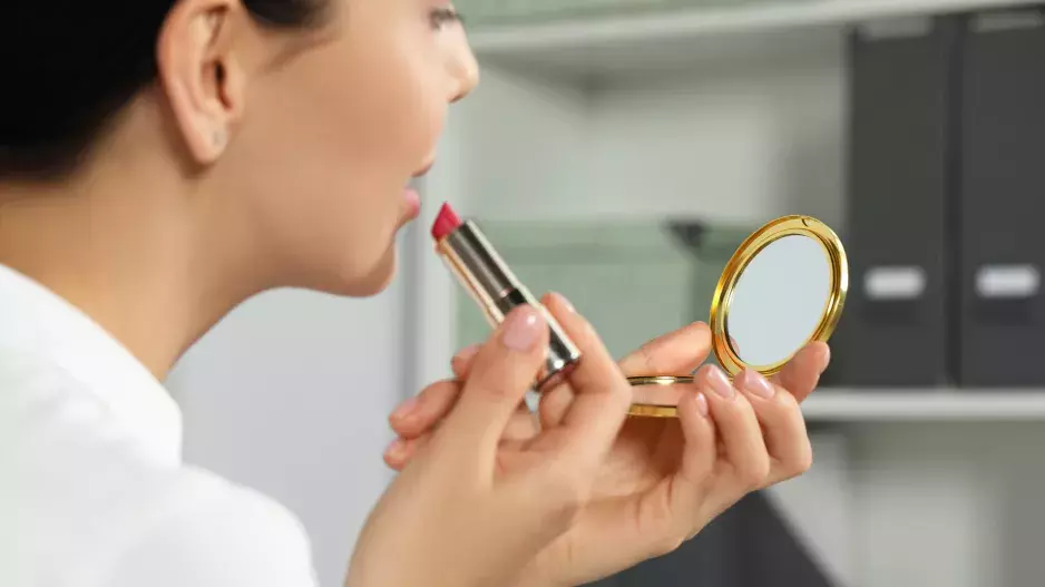 Šťavnaté rty bez ohledu na věk: Jarní líčení, které ubere roky a dodá svěží vzhled a přitažlivost