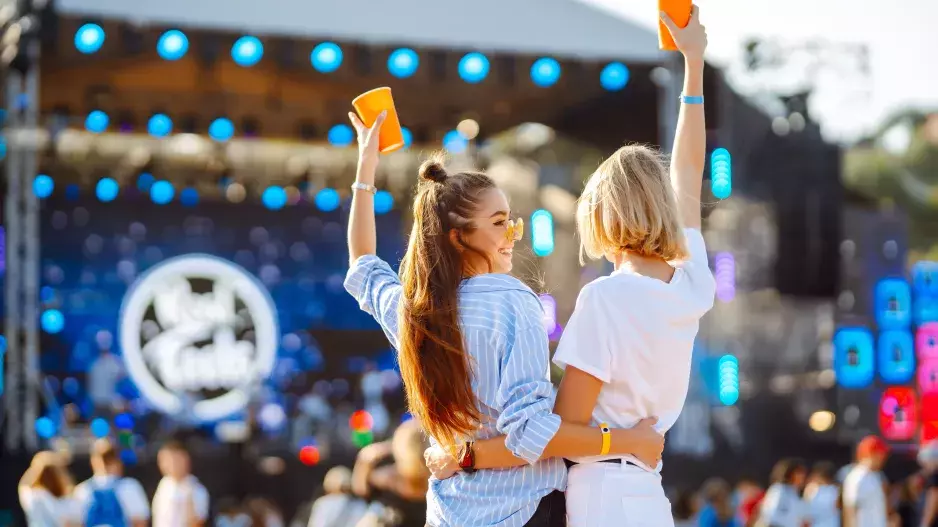 Jak se obléct na festival? Objevte kouzlo oblečení z druhé ruky