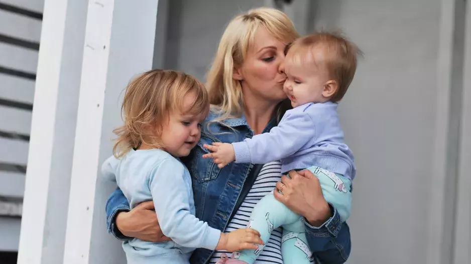 “Po mateřské mám nastoupit do práce, ale já nechci,” svěřuje se Leona, která chce mít čas na svoje děti. Potřebuje ale i výdělek