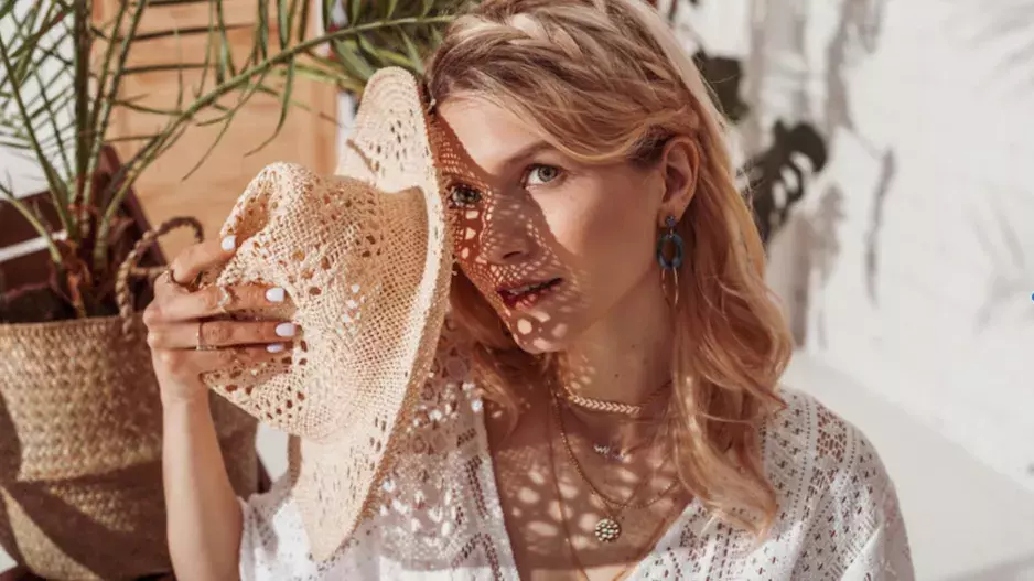 Bílá košile je letní must have. Praktická, elegantní a oceníte ji i v tropických vedrech