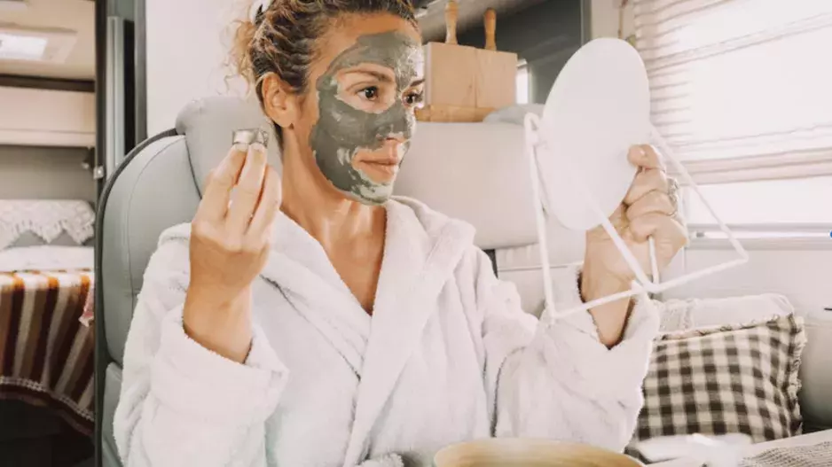 Maska na pleť, díky které vypadá jako po botoxu. Trik sociálních sítí zvládnete za pár korun doma