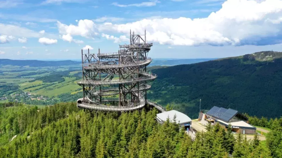 Tip na rodinný výlet: Na Dolní Moravě nebudete vědět, kam dřív. Lákadlem je největší visutý most na světě i mamut