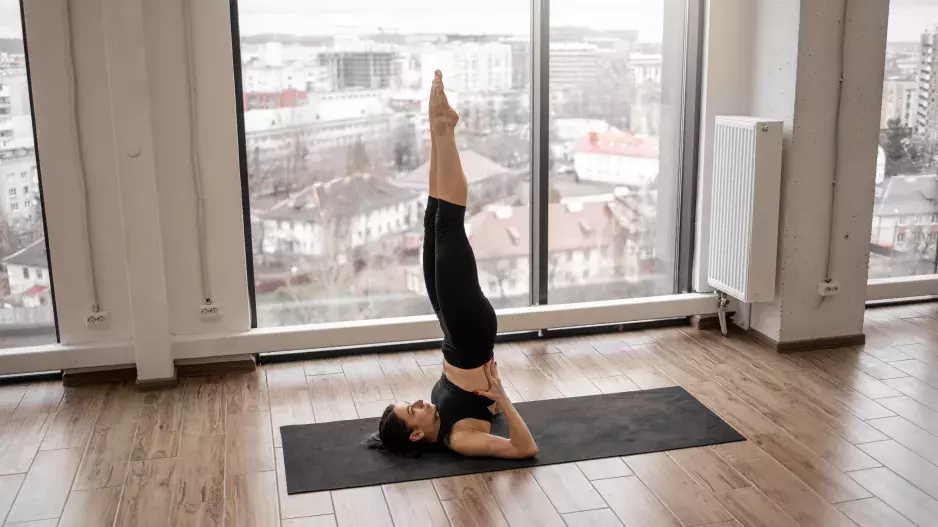 Jediný cvik zažene bolesti zad, zlepší spánek a zbaví vás otoků. Zjistěte, kdo by měl zkusit obrácenou svíčku