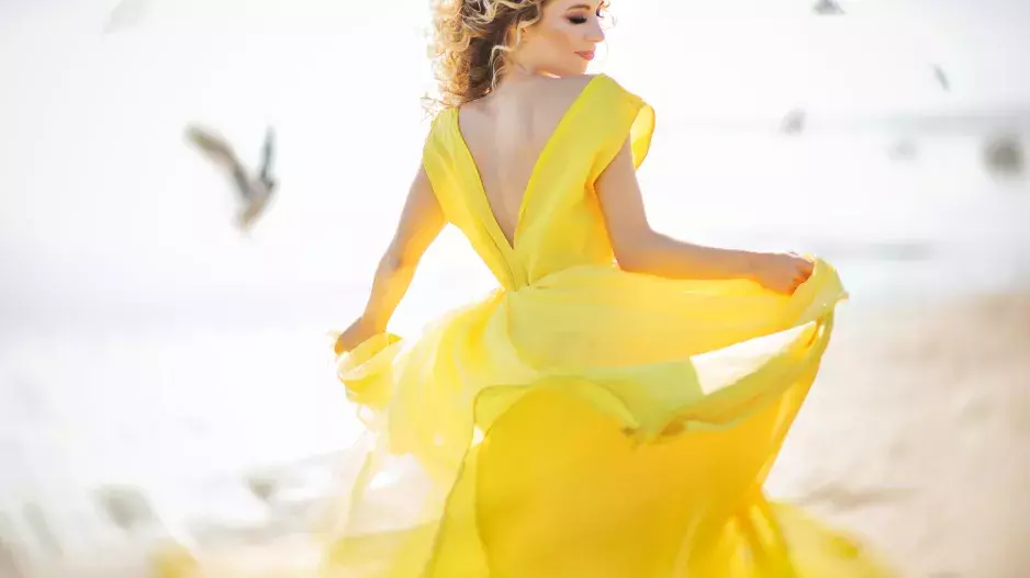 V létě sáhněte po vzdušném oblečení. Lehce se nosí a rychle schne. Rozpalte žhavé ulice ještě více