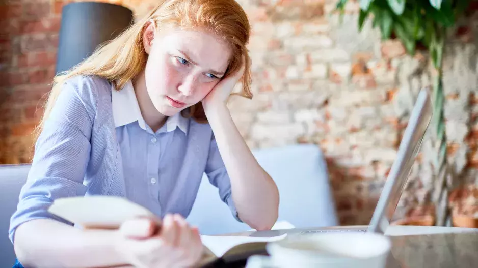 “Kamile, promiň, ale chci se rozvést. Neumím ti to říct do očí,” píše zničeně Laura, které nevyhovuje materiálně orientovaný manžel