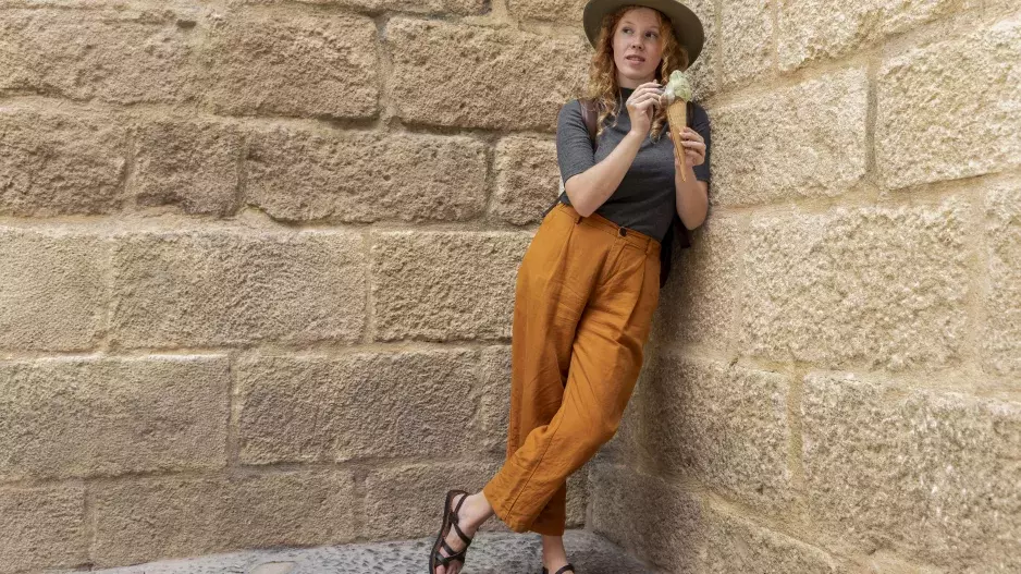 Je čas dát džínám sbohem. Tyto typy kalhot jsou trendem léta 2024