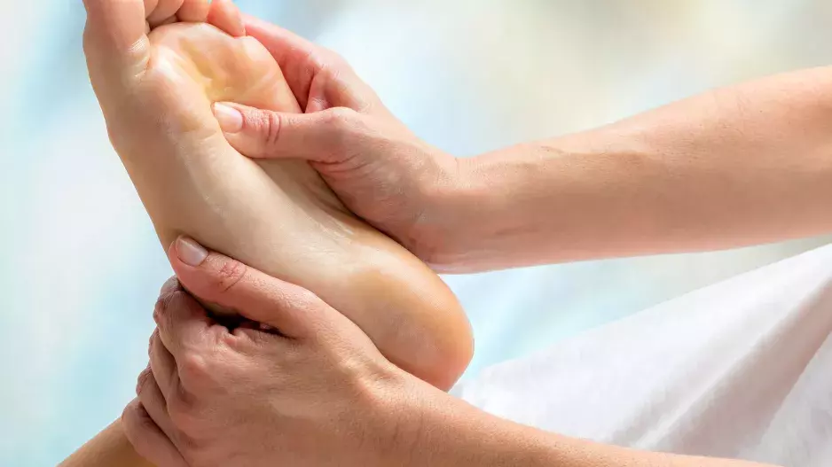 Chodidla jsou zrcadlem vašeho zdraví: Choďte naboso a vyzkoušejte reflexní automasáž