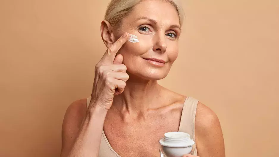 Objevte sílu kyseliny hyaluronové. Nejúčinnější produkty proti stárnutí pro ženy 40+ koupíte už od 15 Kč