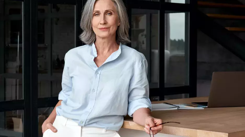 Jak se oblékat v létě do práce: Tipy, jak zůstat šik a cítit se skvěle i po 45