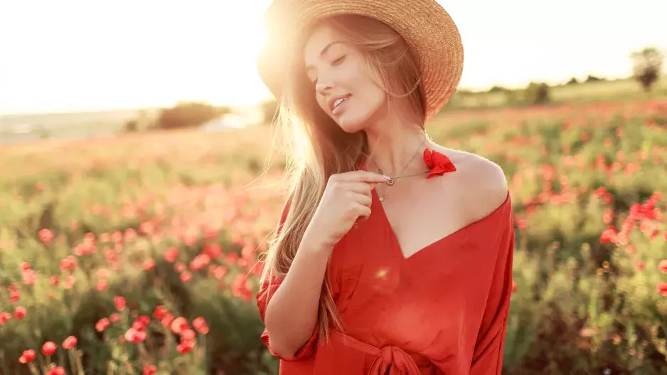 Léto 2024 ovládla vášnivá, ale také elegantní a nadčasová barva: Podívejte se na nejkrásnější červené šaty, které letos musíte mít