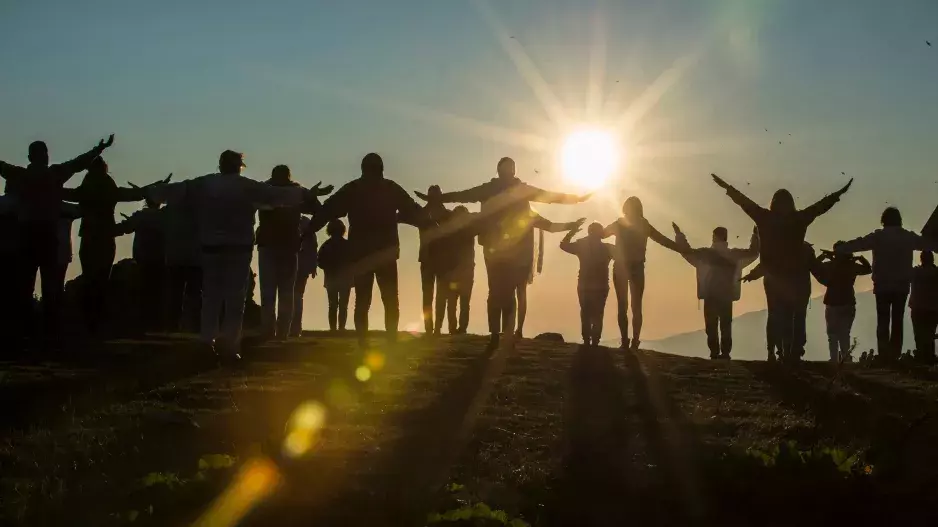 Sekta Nebeská brána: Členové mířili vesmírným korábem do vyšší říše, během rituální sebevraždy se hromadně otrávili