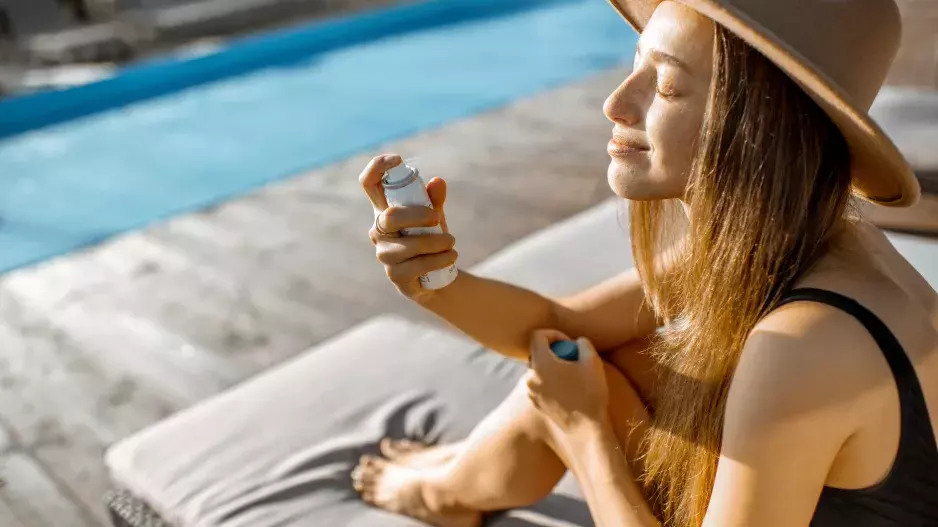 Klíč ke zdravé a zářivé pleti: Pleťové mlhy a spreje jsou skvělým letním osvěžením a hydratací