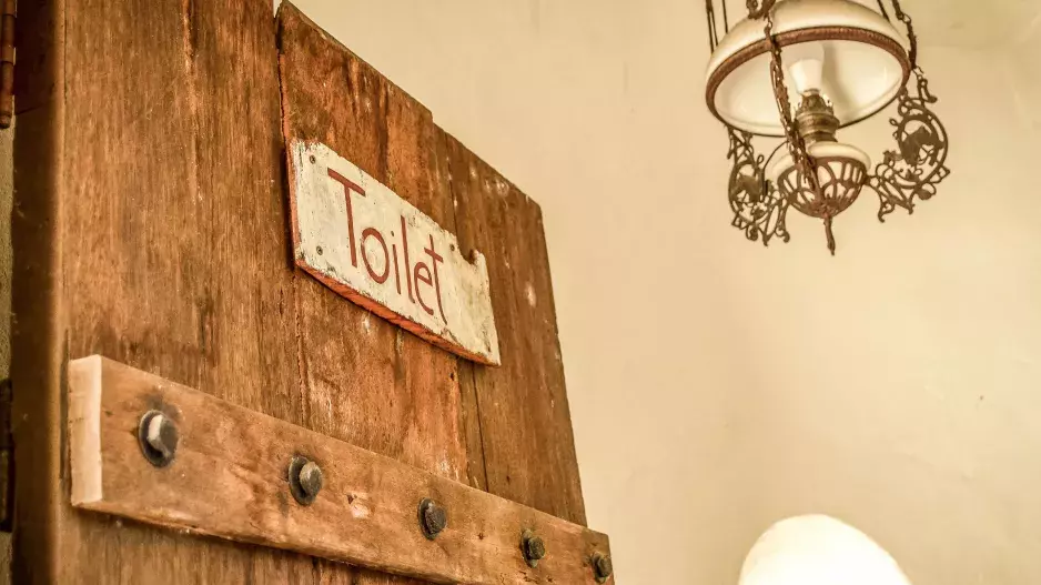 Jak "trůnili" naši předci: Kam se chodilo na WC ve středověku a jak probíhala očista