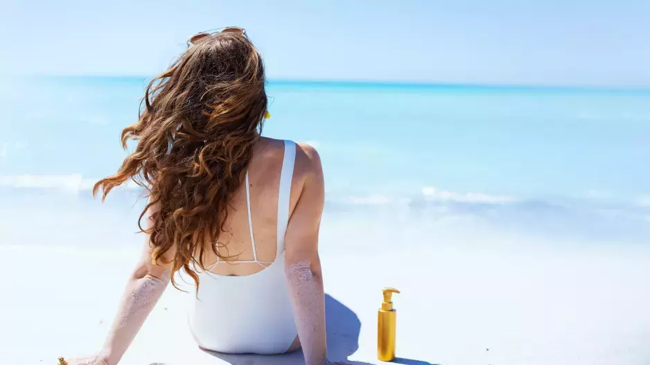 Ty nejlepší pomocníky pro krásné vlasy koupíte již od 89 Kč: Ochrání vlasy před sluncem, solí a chlórem během léta