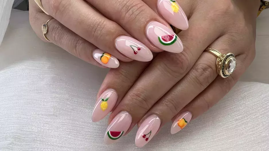 Nejroztomilejší letní trend manikúry pro léto 2024: Vyberete si třešně, mrkev nebo lístky bazalky