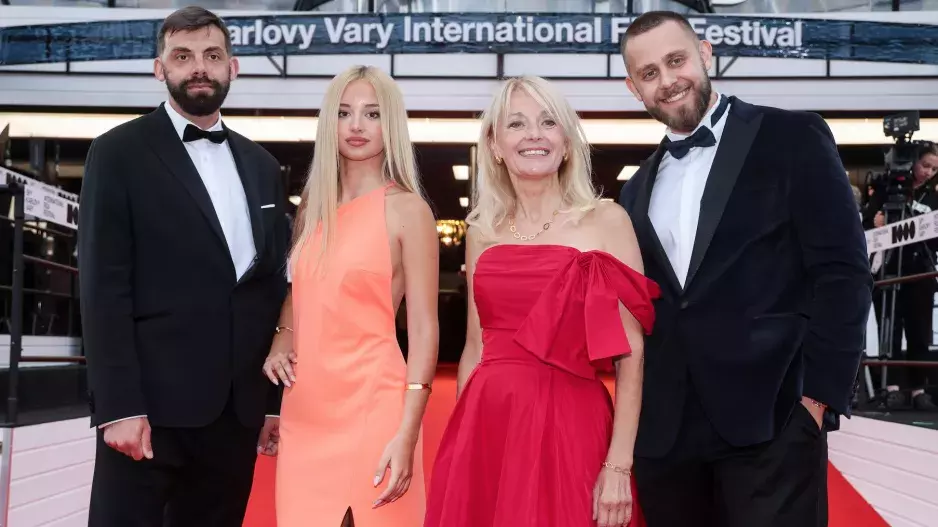 KVIFF 2024: Veronika Žilková a její „Hujerovic” rodina ve Varech bez zhrzené Agáty. Rebelka tam kdysi ztropila pořádnou scénu