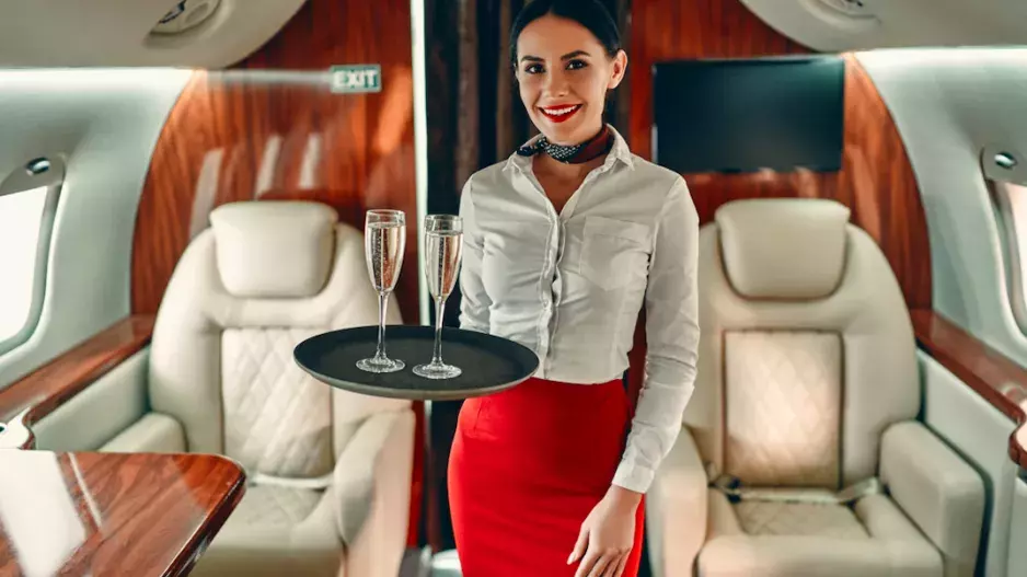 Zpověď letušky soukromých letadel: Luxus a hromada peněz vykoupená nestandardními a šokujícími službami nad rámec pracovních povinností