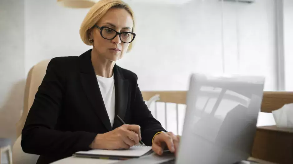 “Holčičko, promiň, ale nemůžu ti říct, kdo je tvůj otec. Slíbila jsem to,” píše své dospívající dceři Jarmila. K rozhodnutí má pádný důvod. Finance