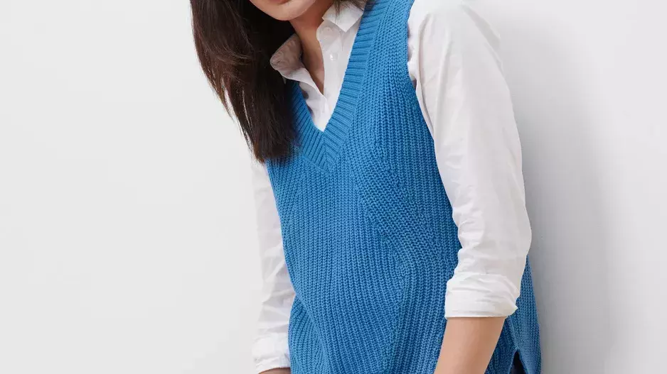 Pletené vesty budou vládnout podzimu 2024. Hodí se ke všemu a unosíte je po celý rok