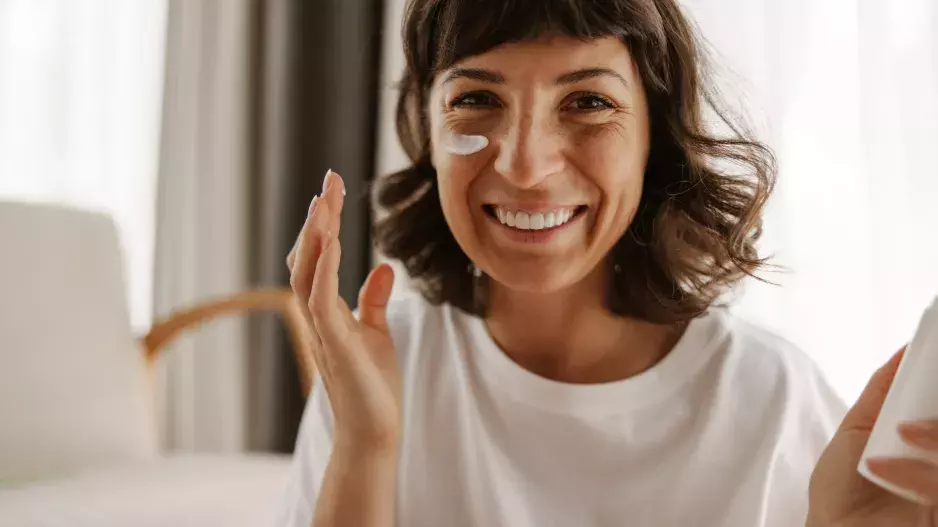 Bojujte se suchou a dehydratovanou pletí. Nejúčinnější krémy pro ženy 30+, 40+ a 50+ koupíte již od 55 korun