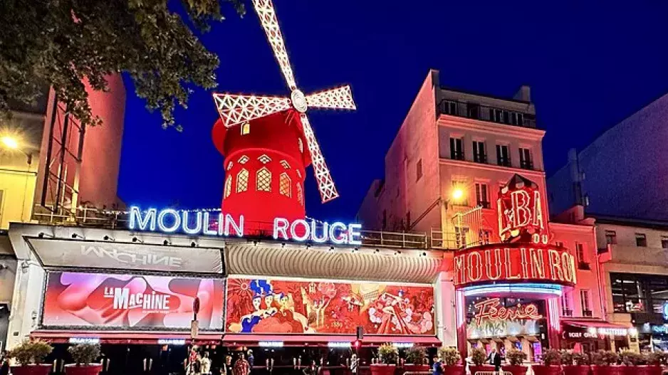 Moulin Rouge: Okázalý kabaret je dodnes ikonou Paříže. Hostil slavné hvězdy, přitahoval bohémy, skrýval prostituci