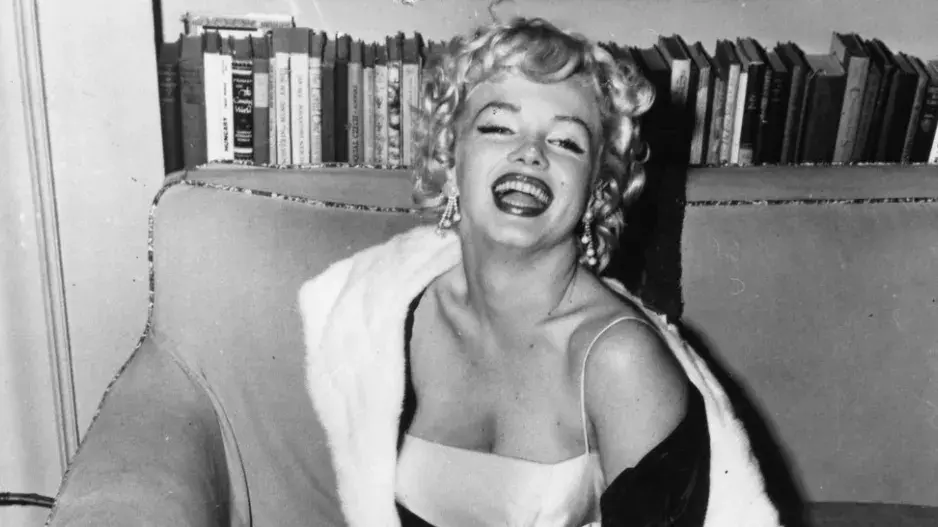 Z jejího dokonalého pozadí a nohou šílel celý svět.  Jak se oblékat po vzoru Marilyn Monroe, nebojte se ukázat vaši siluetu