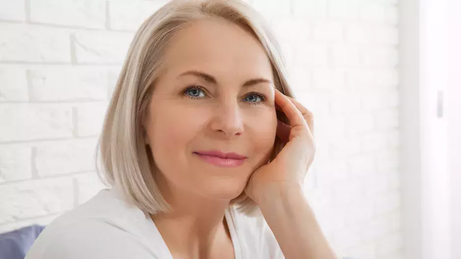 Nejlepší účes pro ženy po padesátce, který zakryje i řídnoucí vlasy. Klíčová je výživa a péče