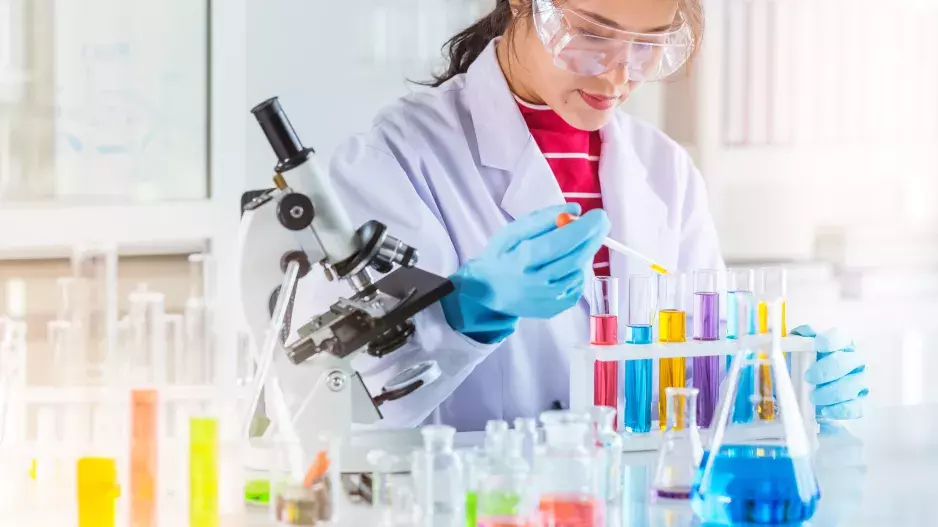 Kvíz: Ovládáte základy chemie? Připomeňte si, co byste měli znát ze základní školy