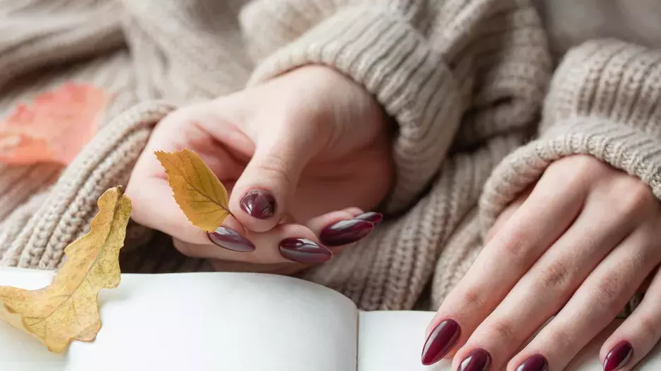 Nejkrásnější trendy manikúra podzimu 2024: Odstín black cherry si zamilujete, je elegantní i vzrušující