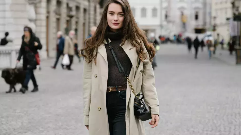 Galerie: Jediný trend, který na podzim 2024 potřebujete, je nadčasový trenčkot. Jak ho nosit, aby vám nebylo teplo ani zima