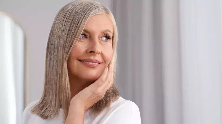 Účes, který ovládne jaro 2026: Polodlouhé mikádo je neuvěřitelně variabilní a sluší každému typu obličeje