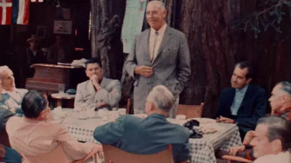 Spolek Bohemian Grove: Na letním „táboře” se scházejí již více než sto let nejvlivnější muži Ameriky. Alkohol, prostitutky a tajné plány jsou na denním pořádku 