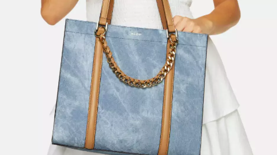 Trend z roku 2000 se vrací: Letošní podzim ovládnou denim kabelky, které se hodí ke všemu