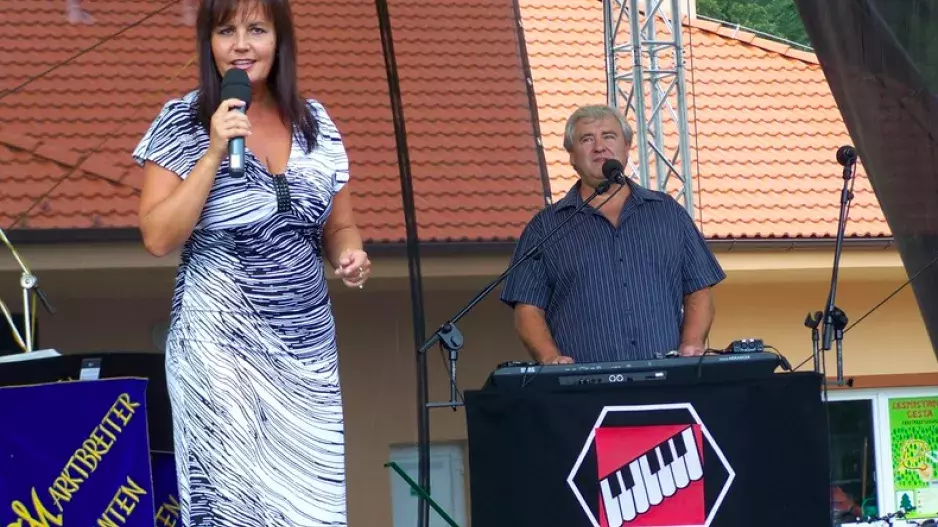 Legendární duo Eva a Vašek šokovalo rozvodem: Bílou orchidej si už společně nezazpívají. Eva si sbalila věci a za oceánem rozjíždí sólovou kariéru 