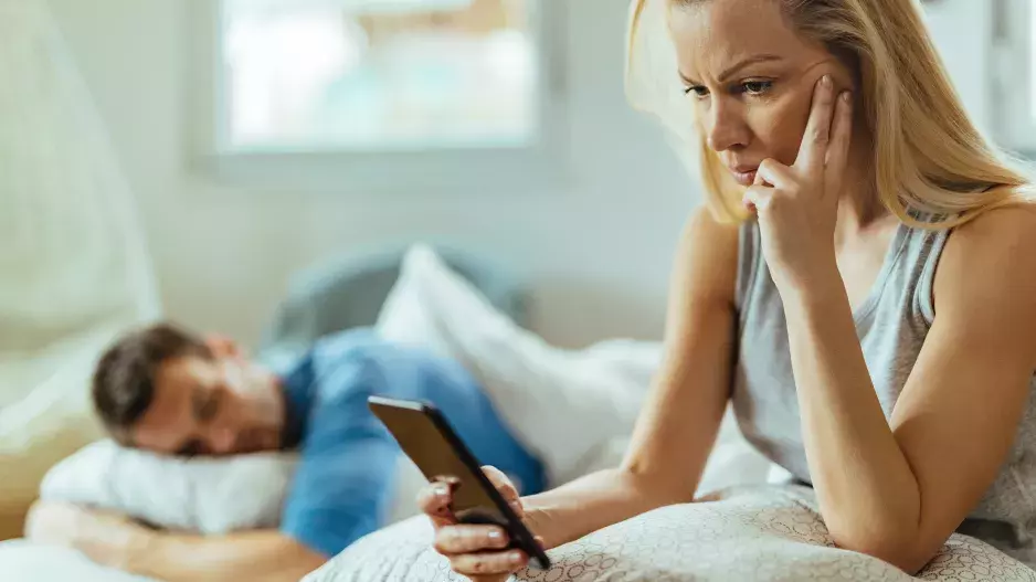 “Denisi, prosím, přestaň si psát se ženami na internetu, bolí mě to,” prosí v dopise svého muže Andrea, která to považuje za nevěru